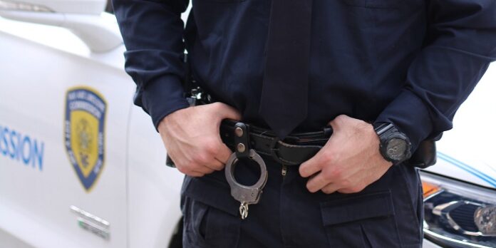 Stalowe kajdanki w świecie służb mundurowych